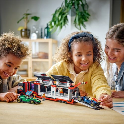 LEGO® City F1®-es kamion, RB20 és AMR24 F1®-es autókkal, játék versenyautó-szállítót tartalmazó szett 60445