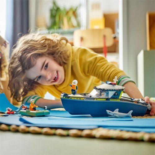 LEGO® City Üldözés rendőrségi csónakkal, játék felfújható motorcsónakkal és gumicsónakkal 60456