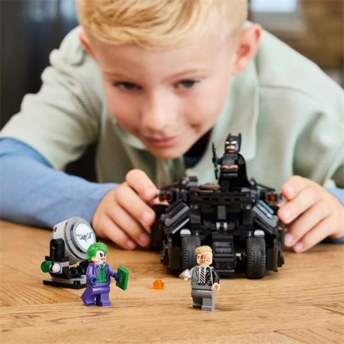 LEGO® DC Batman™: Batman™ Tumbler vs. Kétarc™ és Joker™, játék autó 76303