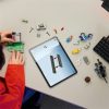 LEGO® Fortnite® Peely és Sparkplug táborhelye, videójátékon alapuló építőszett 77075