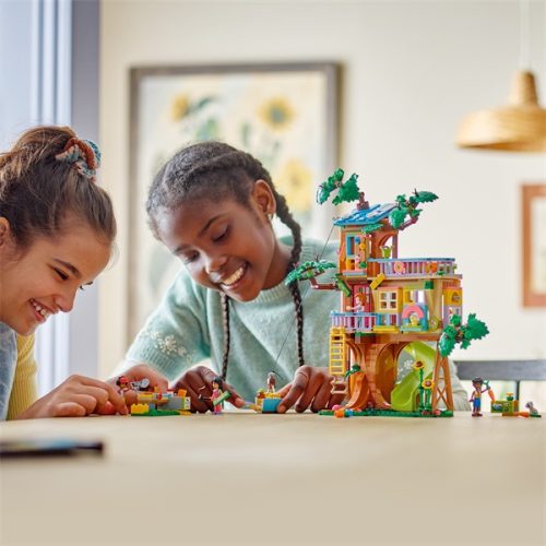 LEGO® Friends Barátság lombház találkahely, építőkészlet vidám történetekhez 42652
