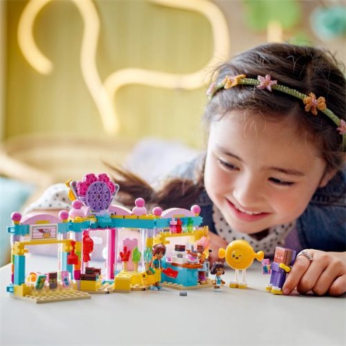 LEGO® Friends Heartlake City édességbolt, történetmesélős játék izgalmas szituációkkal 42649