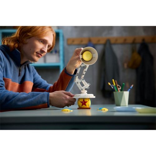 LEGO® Ideas Disney Pixar Luxo Jr., megépíthető és kiállítható modell 21357