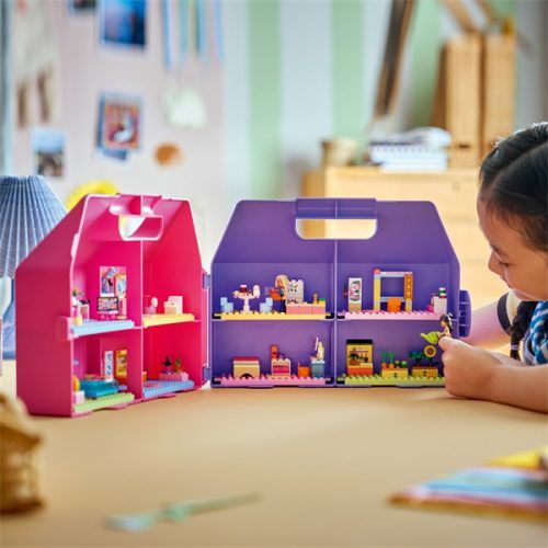 LEGO® Friends Kreatív, bőröndalakú babaház 42697
