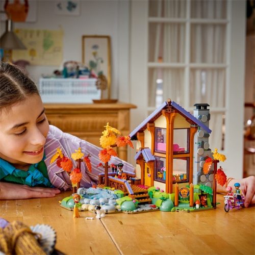 LEGO® Friends Otthonos kabin az őszi erdőben 42705