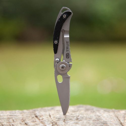 True Utility Skeletonknife, TU571K, 4 cm rozsdamentes acél penge, eloxált alumínium tok, karabiner rögzítési pont, jobb és balkezes
