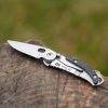 True Utility Skeletonknife, TU571K, 4 cm rozsdamentes acél penge, eloxált alumínium tok, karabiner rögzítési pont, jobb és balkezes